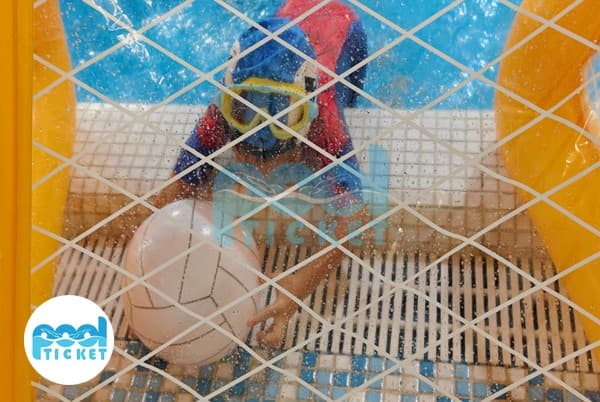 استخر و مهد شنای باغ سبز لاکی تهران